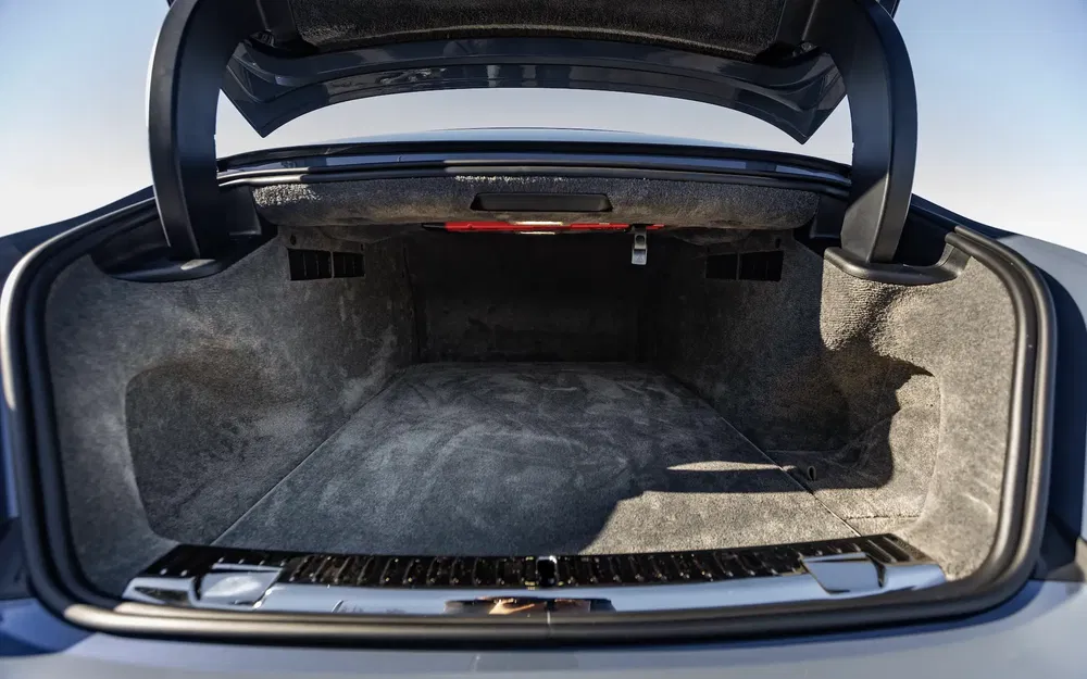 Coffre spacieux d'une voiture de luxe, idéal pour les voyages et le stockage de bagages.