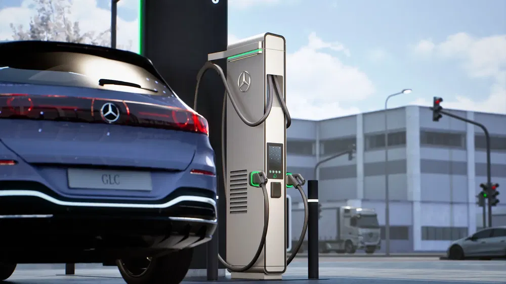 Mercedes-Benz GLC en charge à une borne électrique moderne en ville.