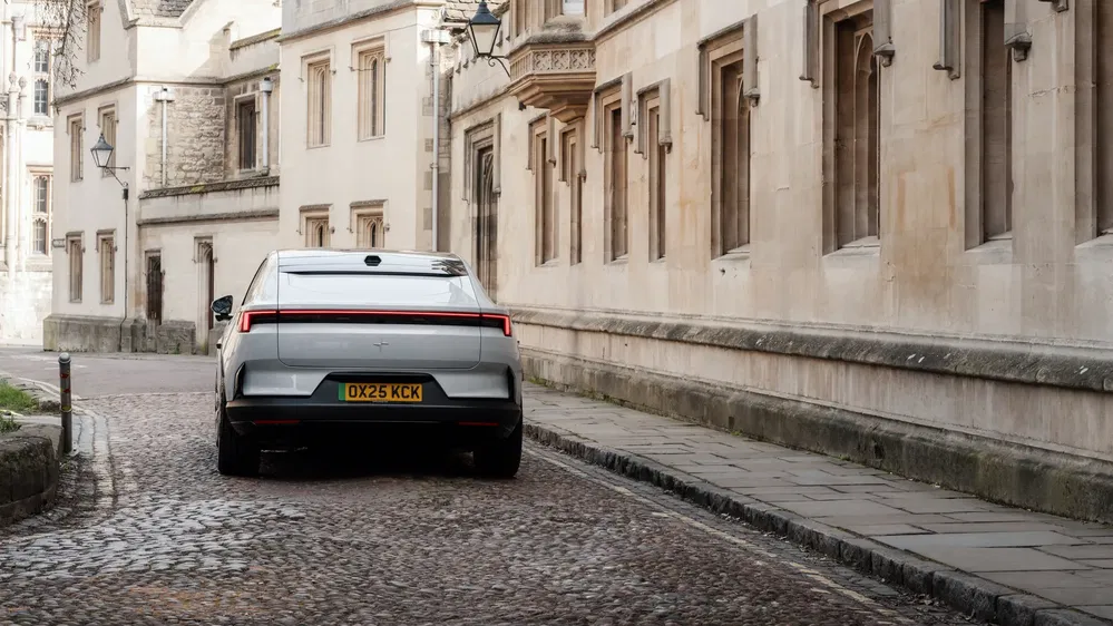 {"fr":"Polestar 3 moderne roulant dans une rue pavée historique, design futuriste en contraste.","nl":"Moderne Polestar 3 rijdt door historische kasseienstraat, futuristisch ontwerp in contrast."}