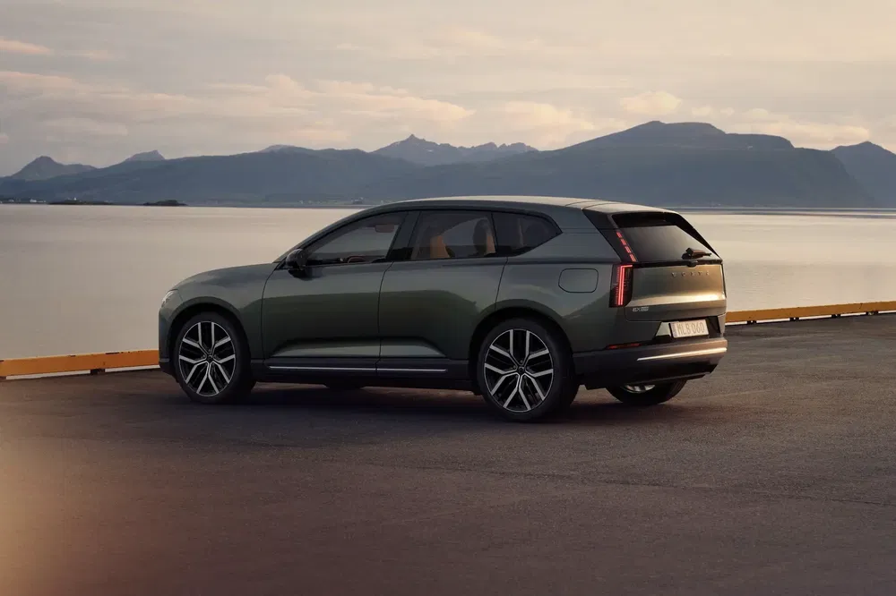 {"fr":"SUV Aiways U6 garé devant un lac avec montagnes en arrière-plan au crépuscule.","nl":"SUV Aiways U6 geparkeerd bij meer met bergen op de achtergrond in schemering."}