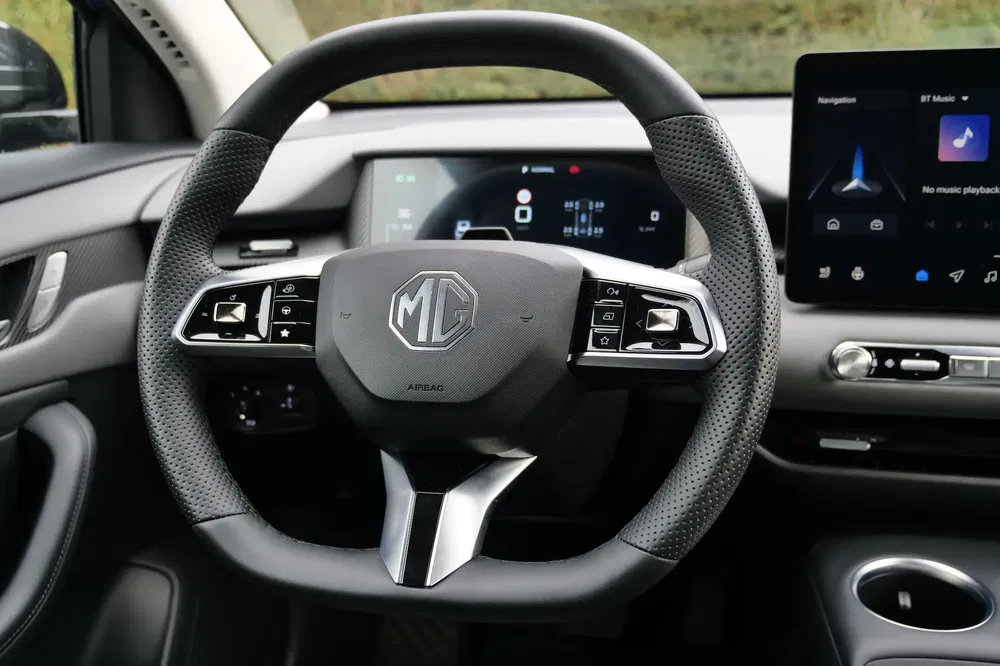 Volant MG avec écran tactile intégré, tableau moderne et élégant.