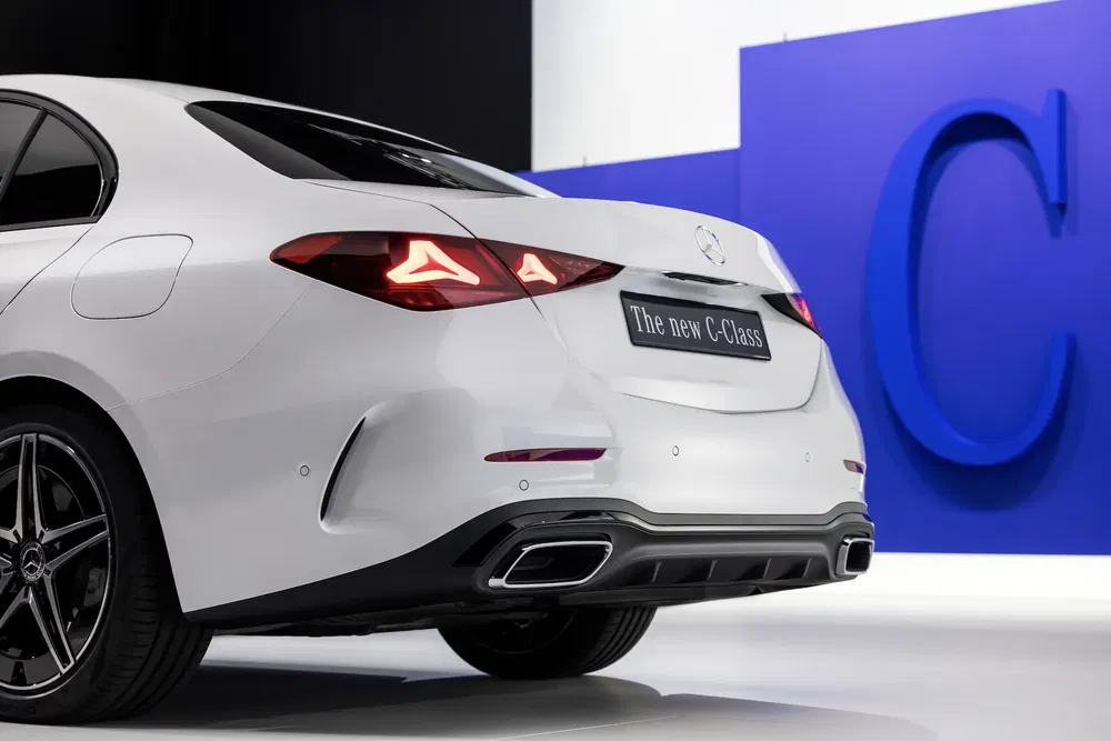 Vue arrière de la nouvelle Mercedes-Benz Classe C avec des feux arrière distinctifs.