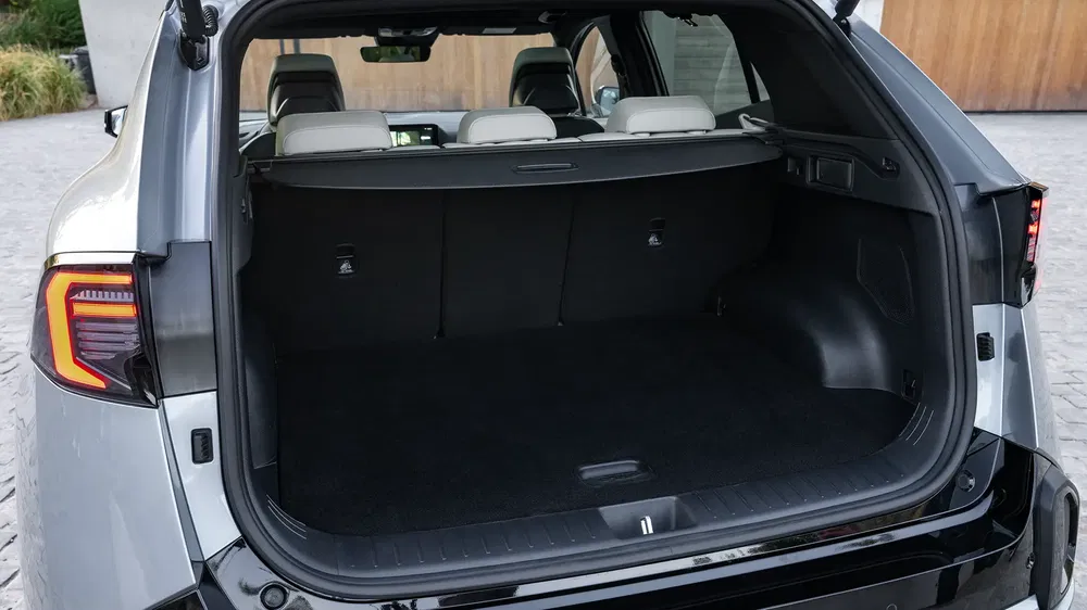 Coffre spacieux d'un SUV moderne avec sièges rabattables, idéal pour le chargement.