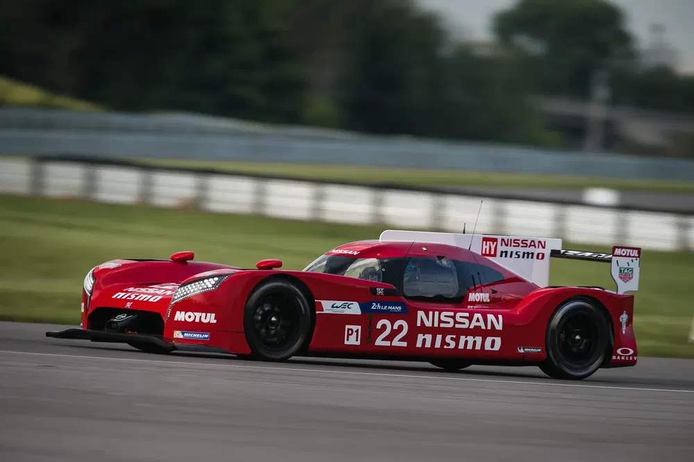 Nissan GT-R LM Nismo rouge, numéro 22, en action sur une piste, course d'endurance.
