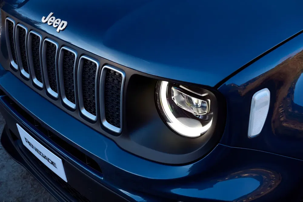 Gros plan phare LED Jeep Renegade bleu, grille avant distinctive.