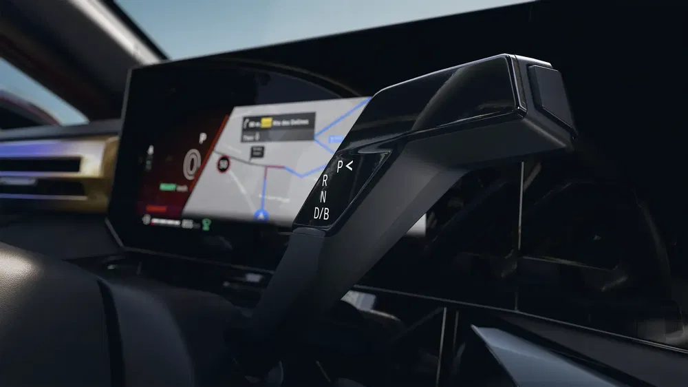 Interieurbediening van de Peugeot e-3008 met touchscreen en moderne versnellingspook.