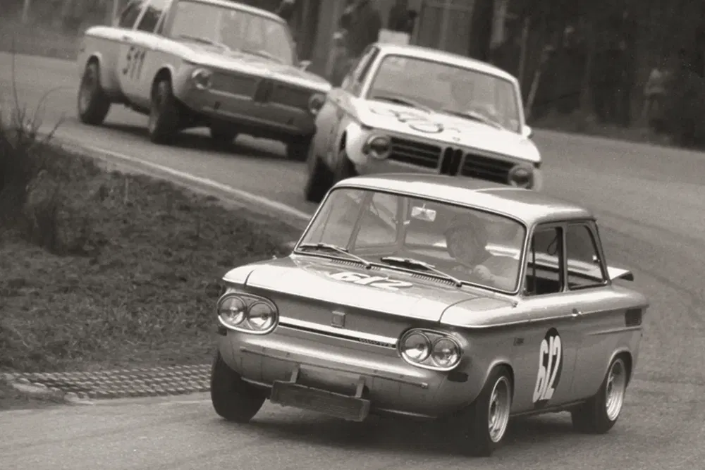 Vintage autorace met NSU Prinz en BMW 2002 op historisch circuit.