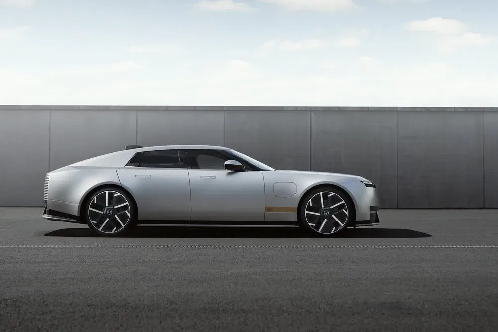 Zilverkleurige Hyundai Ioniq 6 elektrische auto, futuristisch ontwerp, lage profiel, geparkeerd.