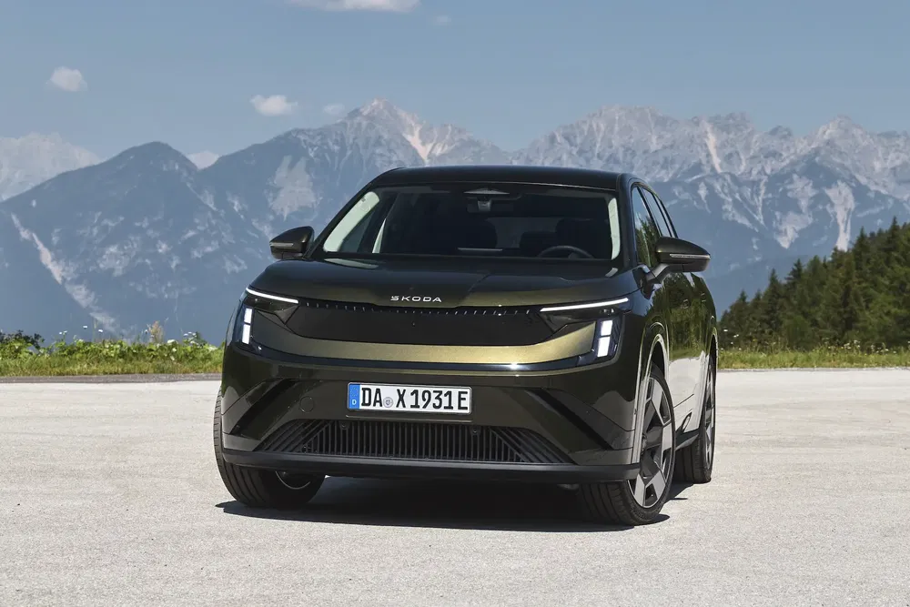 Elektrische Škoda-auto voor bergen, modern design, elegante metallic kleur.