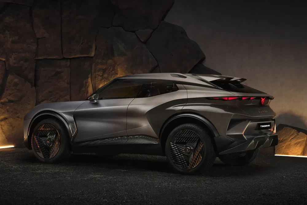Concept car électrique Cupra Tavascan, design futuriste, éclairage LED distinctif.