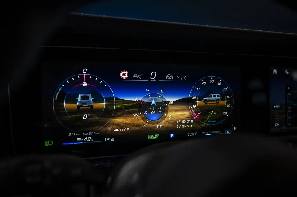 Planche de bord numérique du Mercedes EQG affichant boussole et vitesse sur terrain accidenté.