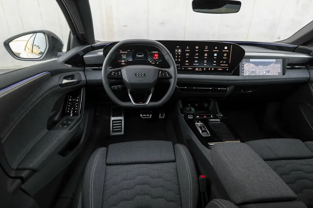 Intérieur moderne de l'Audi Q4 e-tron avec tableau de bord numérique et volant élégant.