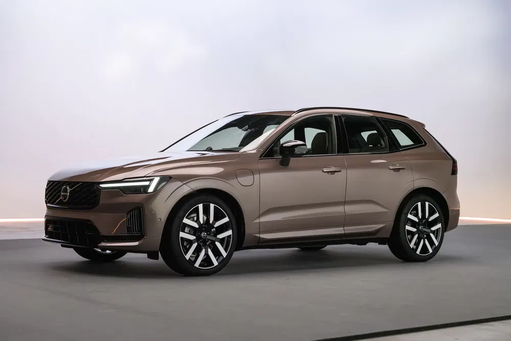 Volvo XC60 brun avec jantes en alliage modernes, posé dans un studio lumineux.