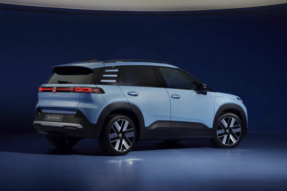 Volkswagen ID. Cross bleu, vue de côté arrière, dans un studio moderne.