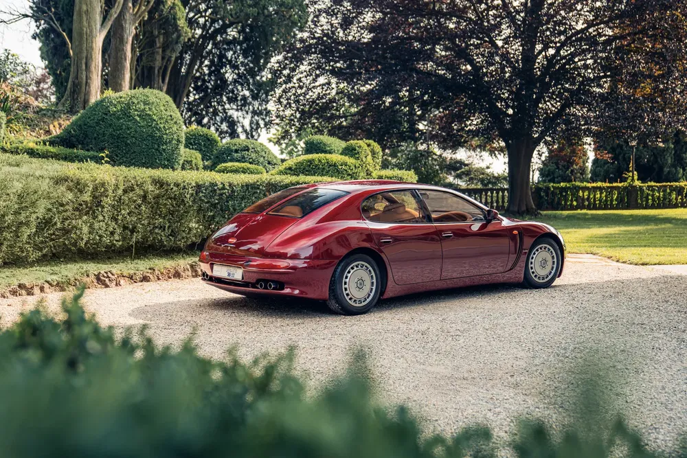 {"fr":"Voiture concept rouge dans un jardin, voiture classique au design élégant et moderne.","nl":"Rode conceptauto in een tuin, klassieke auto met elegant en modern ontwerp."}