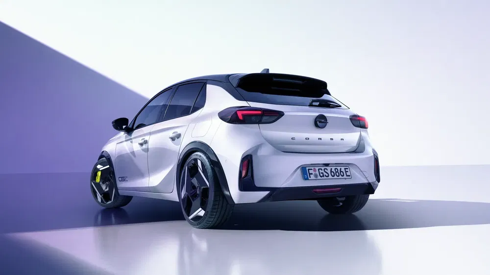 Vue arrière de l'Opel Corsa électrique blanche, design moderne et épuré, lumière douce.