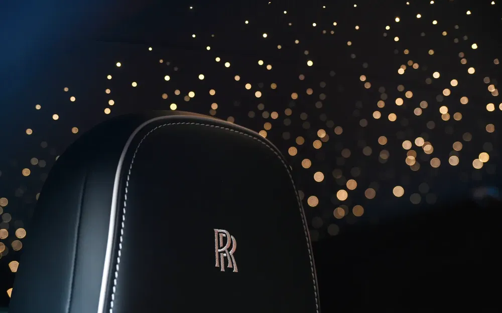 Siège en cuir Rolls-Royce avec éclairage étoilé intérieur luxueux.