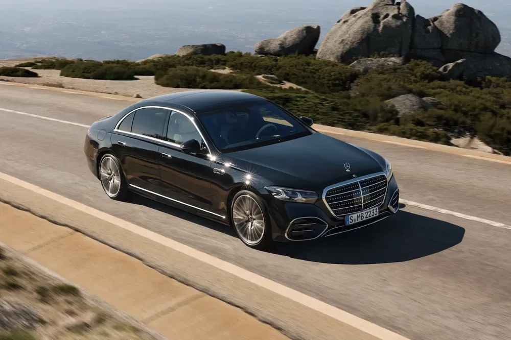 Mercedes-Benz S-Klasse rijdt op een schilderachtige bergweg.