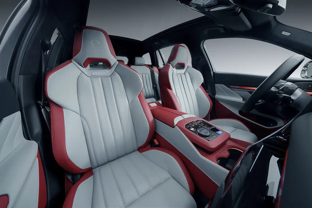 Intérieur de voiture BMW avec sièges sport en cuir blanc et rouge.
