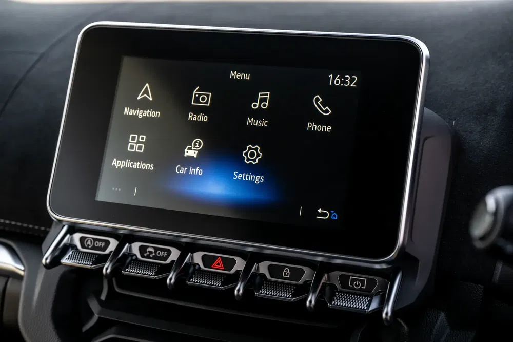 Modern infotainmentscherm in auto met navigatie en actuele instellingen zichtbaar.