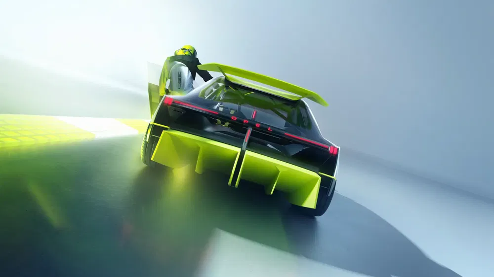 Peugeot conceptcar in beweging, futuristisch design met heldere groene accenten in versnelling.