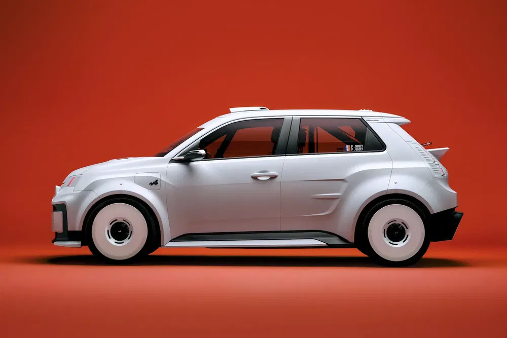 Profil latéral d'une sportive compacte Suzuki Wagon R modifiée sur fond rouge vif.