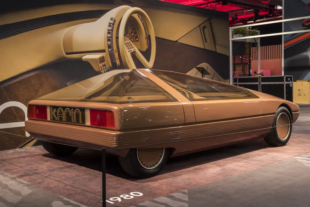 Futuristische Citroën Karin prototype auto uit 1980 met hoekig ontwerp en glazen dak.