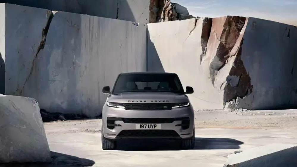 Range Rover moderne dans une carrière de pierre massive.