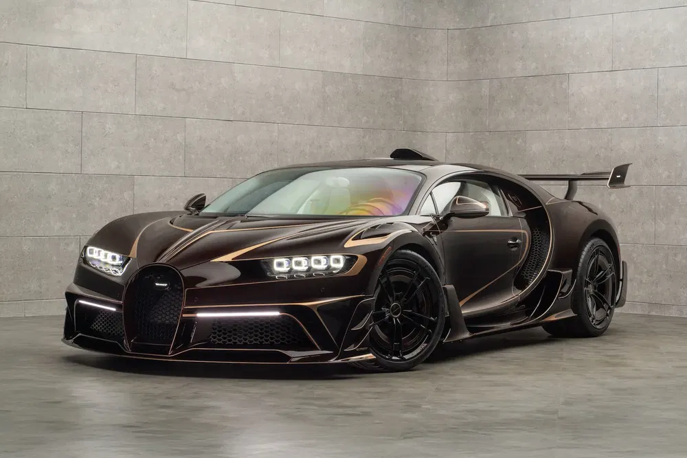{"fr":"Bugatti Chiron Super Sport noire, design aérodynamique, stationnée sur fond neutre.","nl":"Zwarte Bugatti Chiron Super Sport, aerodynamisch ontwerp, geparkeerd tegen neutrale achtergrond."}