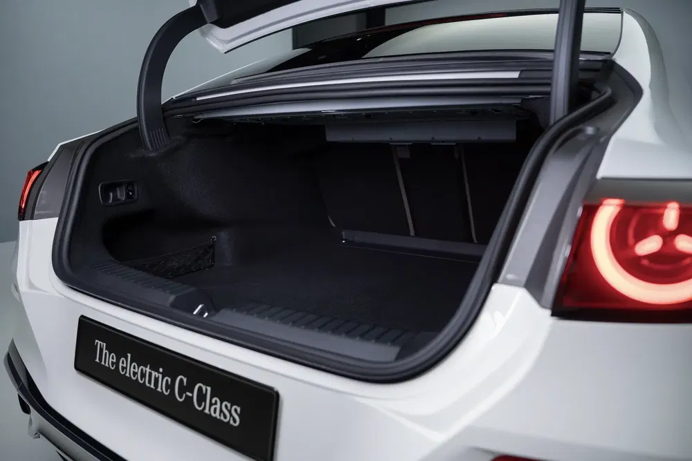 Coffre spacieux de la Mercedes Classe C électrique avec feux arrière stylés.