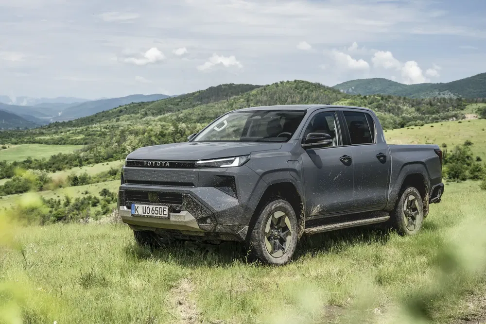 Toyota pickup sur terrain boueux, idéal pour l'aventure tout-terrain en milieu rural.