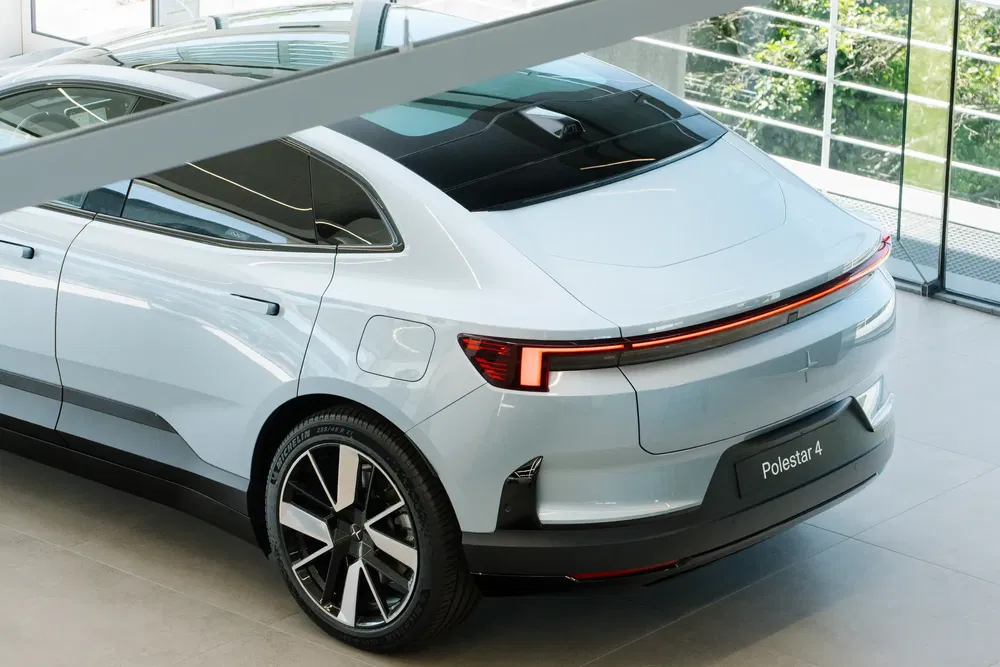{"fr":"Vue arrière d'une Polestar 4 blanche dans une salle d'exposition vitrée moderne.","nl":"Achteraanzicht van een witte Polestar 4 in een moderne glazen showroom."}