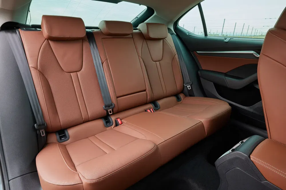 Intérieur de voiture Skoda avec sièges en cuir brun, style moderne et spacieux.