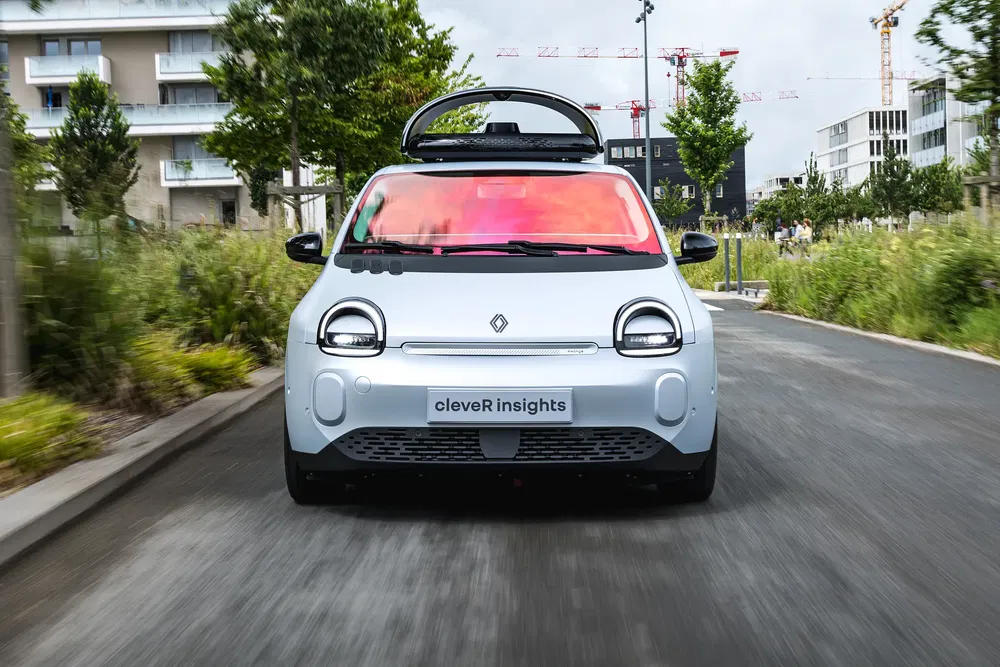 Renault électrique sur route dégagée, design compact, moderne, avant-garde.