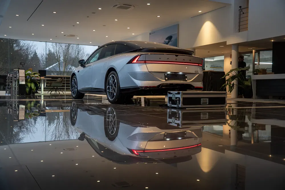 Elektrische Nio ET7 geparkeerd in een moderne showroom met glanzende vloer.