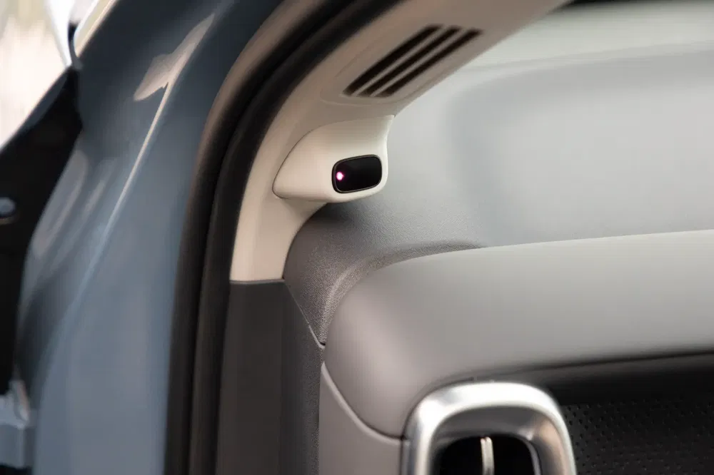 Caméra intérieure sur le montant d'une voiture moderne, près de la ventilation.