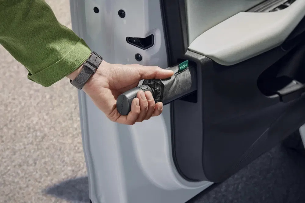 Parapluie intégré Skoda dans la porte, fermeture de voiture Skoda astucieuse et pratique.