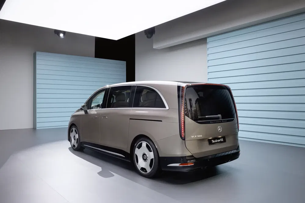 Mercedes-Benz EQV busje, stijlvol ontwerp, in moderne studio, beige metallic lak.