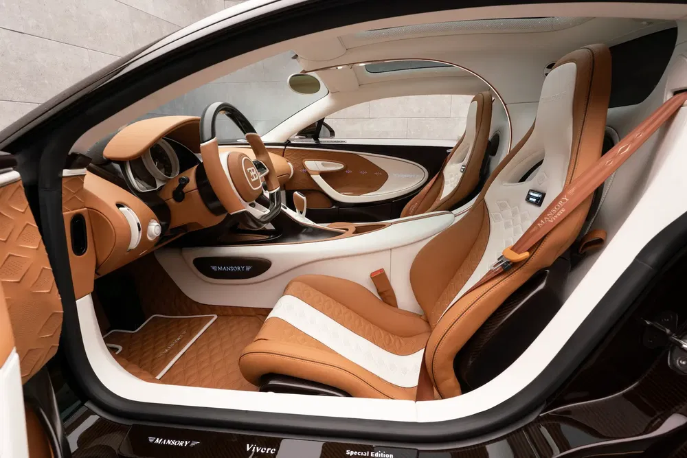 {"fr":"Intérieur luxueux d'une Bugatti modifiée par Mansory, sièges en cuir marron et blanc.","nl":"Luxe interieur van een Bugatti aangepast door Mansory, bruine en witte lederen stoelen."}