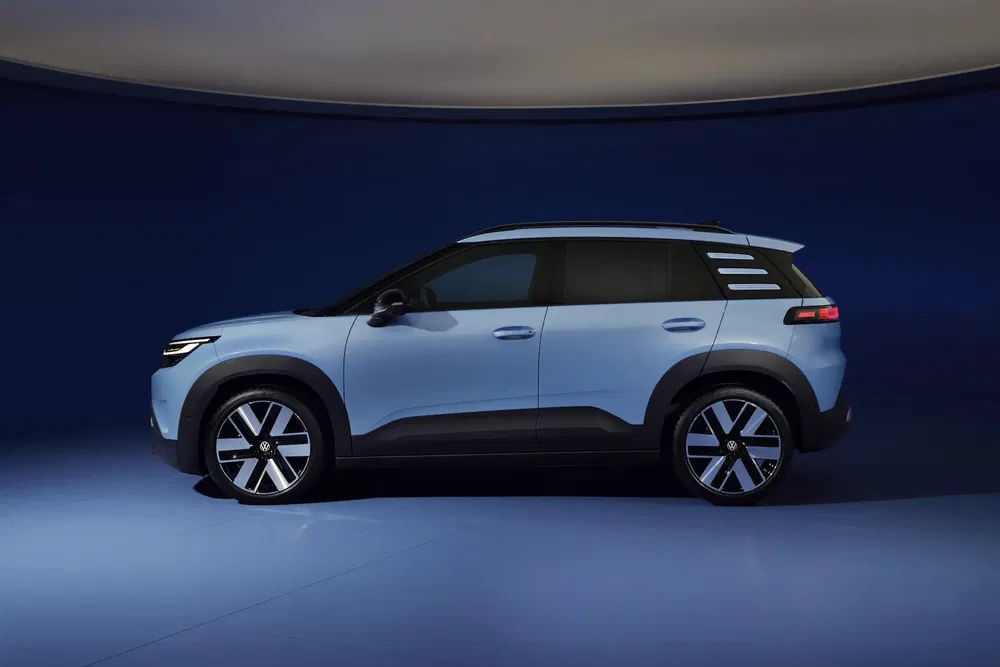 SUV Citroën C3 Aircross bleu dans un studio sur fond bleu.