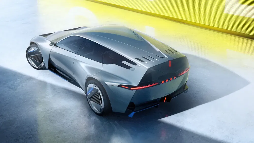 Concept-car électrique Opel avec design futuriste, éclairage LED distinctif et jantes aérodynamiques.