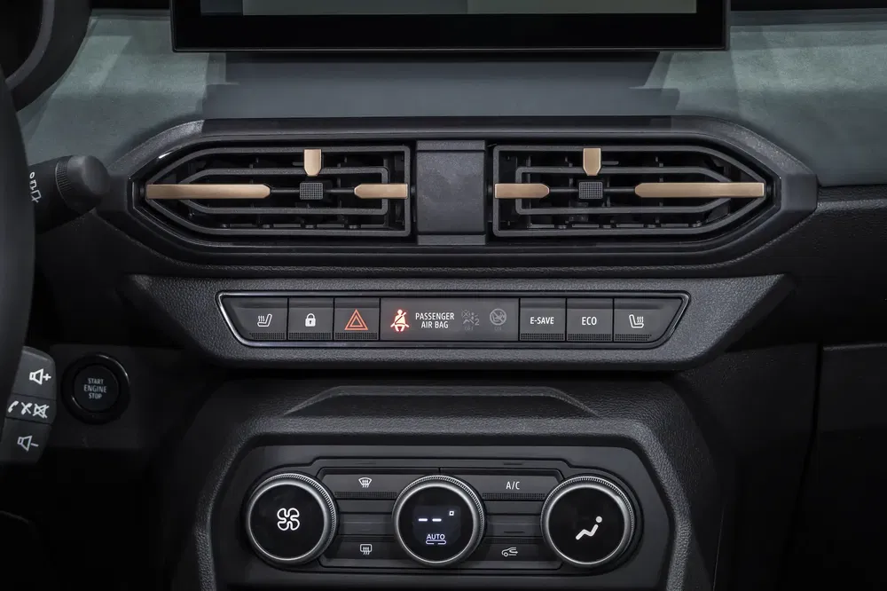 Dashboard van een auto met airconditioning en verschillende bedieningselementen.