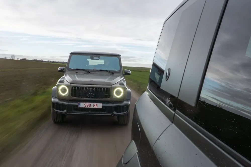 Mercedes-Benz Classe G en mouvement sur une route de campagne, vue avant et miroir.