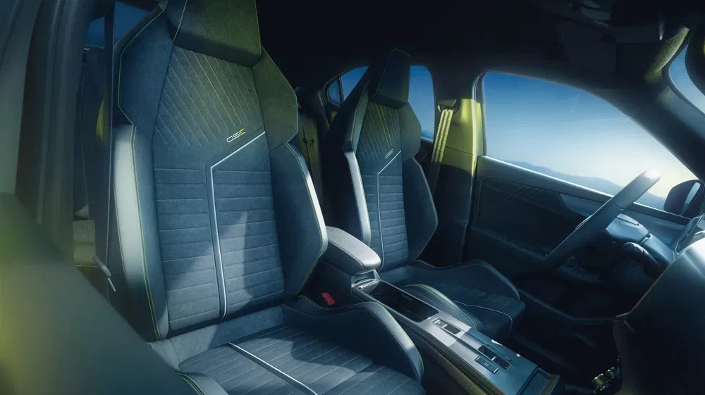 Intérieur de voiture BMW sportif avec sièges en cuir noir et coutures contrastées.