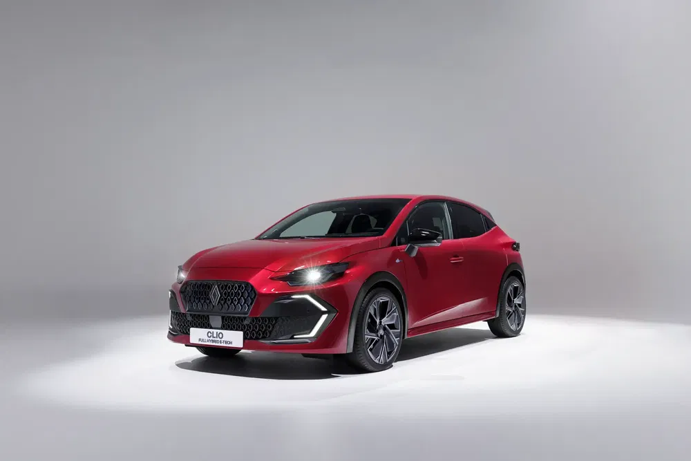 Rode Renault Clio, studio-opname, compact en modern ontwerp met opvallende LED-verlichting.