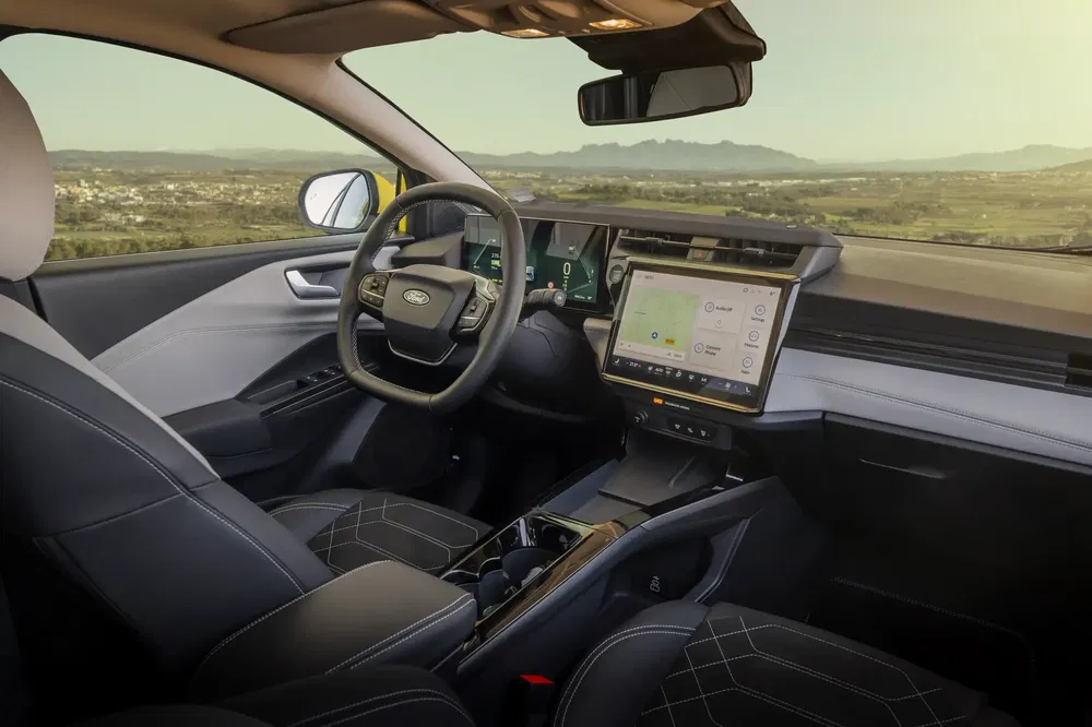 Intérieur moderne de voiture Ford avec écran tactile et volant élégant, vue panoramique.