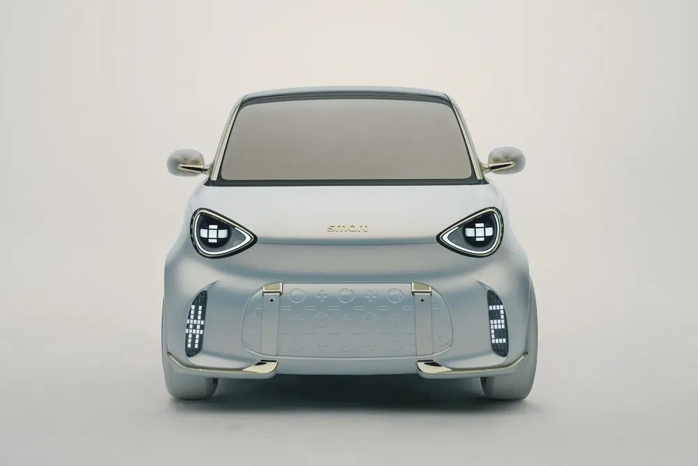 {"fr":"Voiture électrique compacte Smart avec design avant futuriste et phares LED distinctifs.","nl":"Compacte elektrische auto Smart met futuristisch frontontwerp en kenmerkende LED-koplampen."}