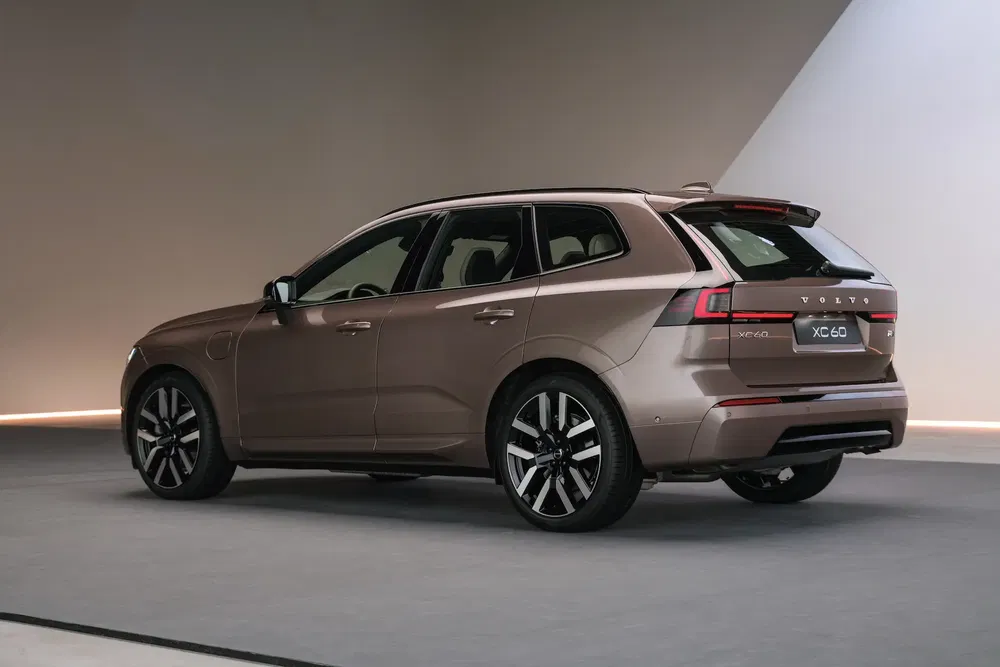 Volvo XC60 moderne stationné à l'intérieur, couleur bronze élégant, design arrière distinctif.