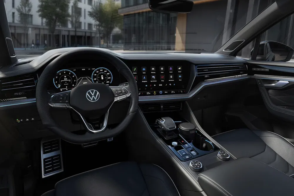 Moderne Volkswagen-interieur, dashboard met touchscreen en ergonomisch stuurwiel.