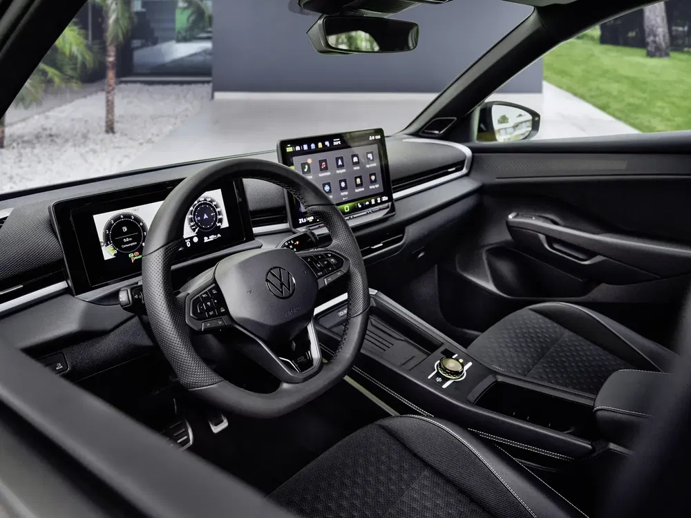 Moderne interieur van een Volkswagen met digitaal dashboard en centraal touchscreen display.